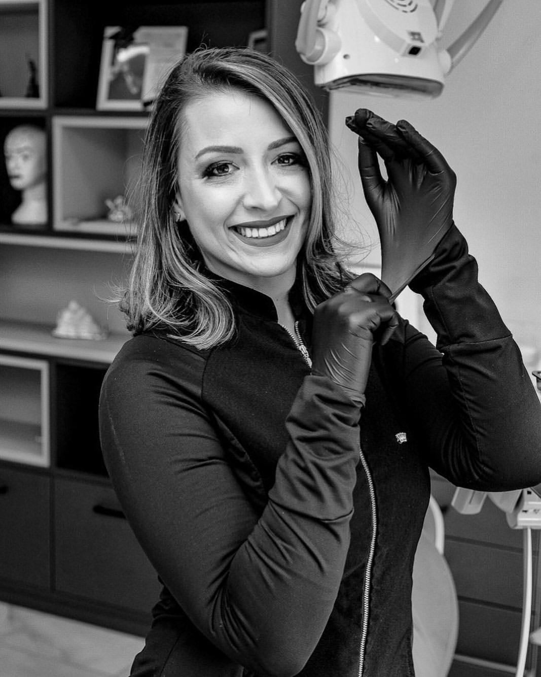 Dra. Shaiane Roso em ambiente clínico